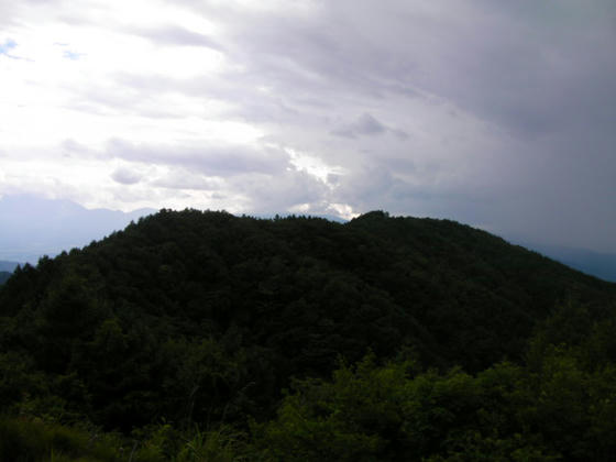 守屋山西峰1650ｍとその背面には御嶽山があるはず。