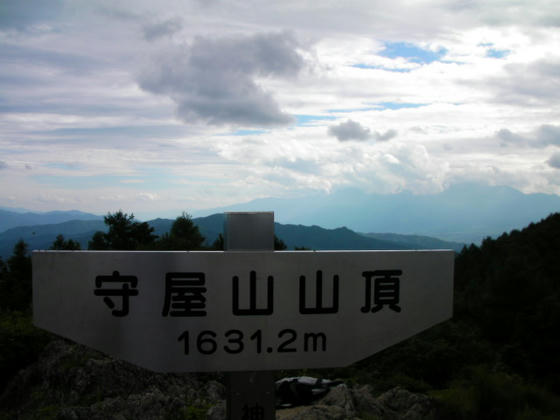 中央アルプス木曽駒ケ岳方向。看板の右端上辺りが伊那谷箕輪園地方向か？