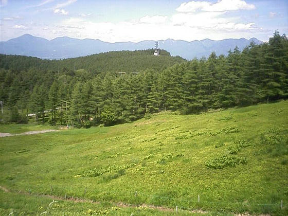 アンテナの右手に富士パラのゴンドラ山頂駅