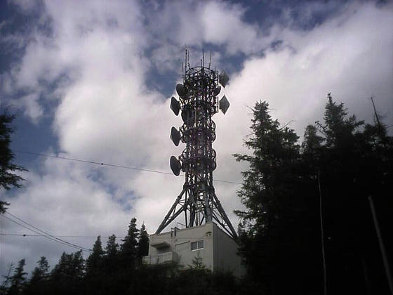 アカノラ山に立つ電波塔