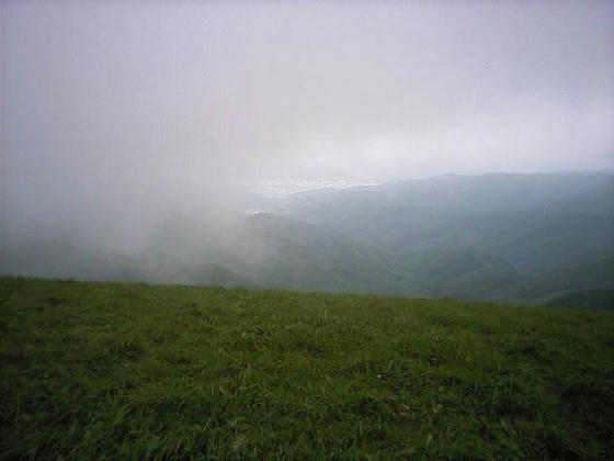 稜線上は時々霧がまいて視界が悪いが、一瞬の晴れ間に諏訪湖方向を臨む　11：33