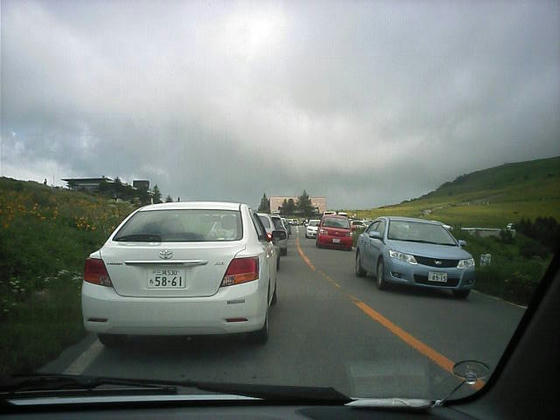 13：08　車山肩駐車場手前で渋滞