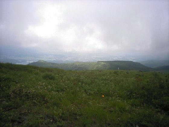 13：56　茅野側が一瞬見える。大泉山と小泉山方向