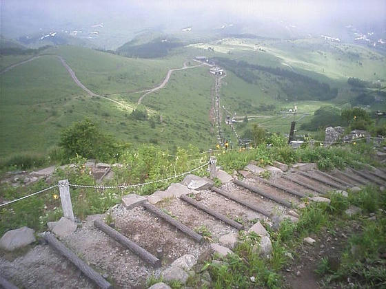 14：24　スキー場のパノラマコースではなく階段状の登山道を下ります。冬は滑れないエリかな？