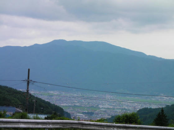 14：51　角間新田上から臨む守屋山。諏訪盆地760ｍから西峰1650ｍまでの標高差がダイレクトに判るビューポイント。