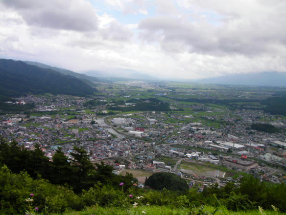 辰野町～伊那市～駒ヶ根市と広がる伊那谷方向　中央の森っぽいのは荒神山