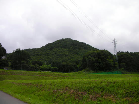 10：30　麓から見た朝倉山。形の良い山です