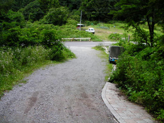 11：29　林道と県道の分岐点。右手方向に上れば霧が峰の強清水ＩＣに出ます