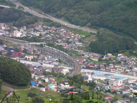 ＪＲ中央東線の塩嶺ＴＮへ向かうあずさとＴＮを出てきた普通列車のすれ違い