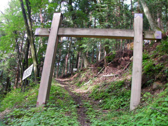 16：13　県道から見える門？と城跡の看板