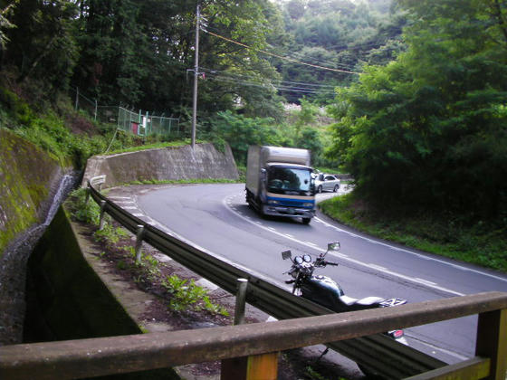 16：39　県道へ到達　下山完了　