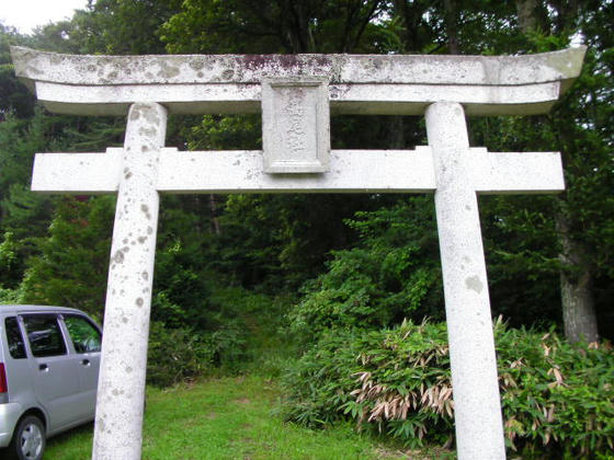 13：11　鳥居をくぐって登山開始です