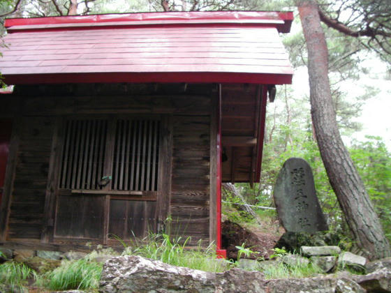 13：15　すぐに神社がありました。これ以降踏み跡が不明瞭に…