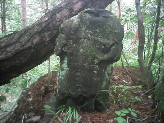 13:45 岩の上にあって下からは松の幹が邪魔で気づきませんでした。こちらも頭がありません