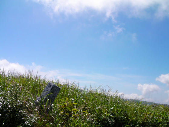 9：31　倒れかけた三角点と八ヶ岳の頭