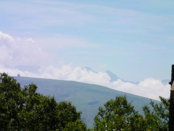 八ヶ岳　阿弥陀岳(右)と赤岳(左)　左端は車山