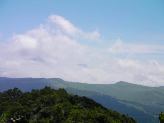 南北の耳とうっすら蓼科山・北横岳