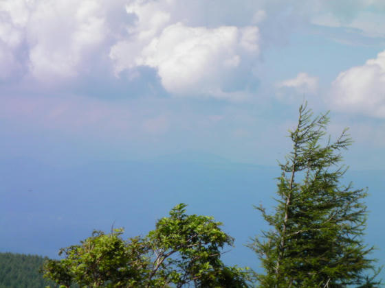 午前に登ってきた鷲ヶ峰。3人の女性グループは守屋山に登った後ここへ来たと言っていました