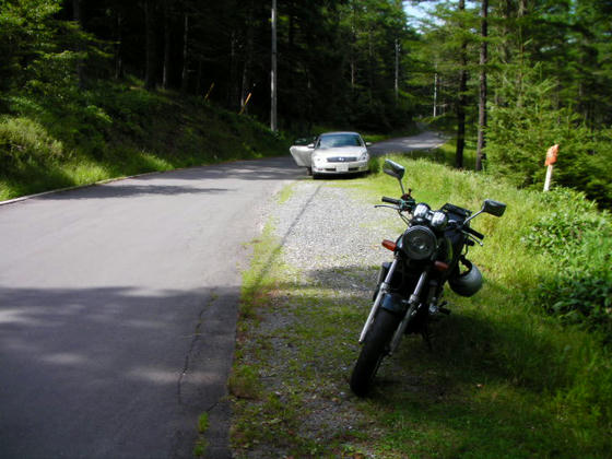 14：43　下山完了。約14分。駐車場はこの路肩部分だけです