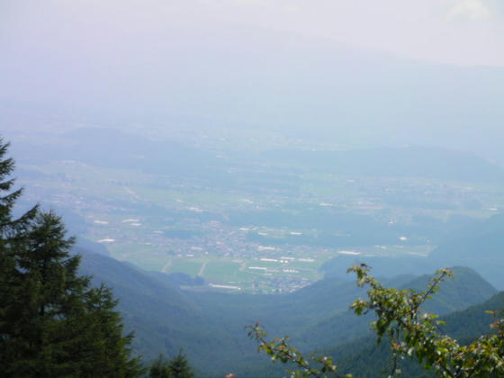 右手に茅野の市街地が見えます。小泉山と大泉山をズームしてみました