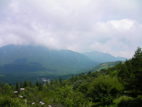 13：39　ロイヒから2個目のピークを越えると、しらかば2in1が見えました。蓼科山は雲の中です