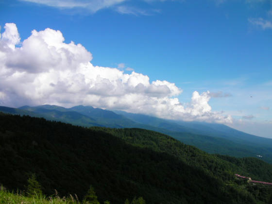 15：23　見えそうで見えない南八ヶ岳。ではロイヒへ戻ります