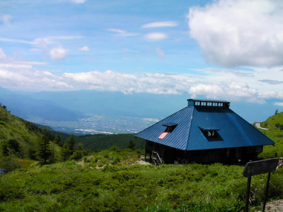 11：39　青い屋根が鉢伏山荘。では準備をして登りましょう