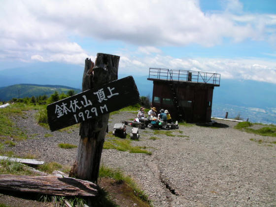 11：52　三角点から100ｍほど下ると山頂の標と今にも壊れそうな展望台が…