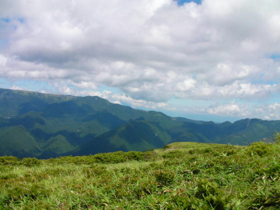 扉峠と茶臼山と美ヶ原山元小屋方向