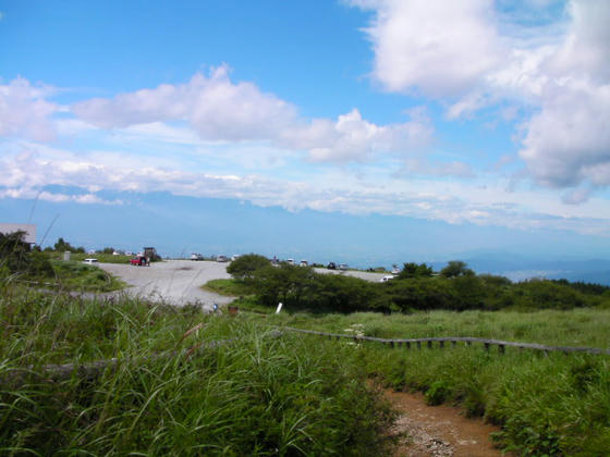 駐車場は前向きに停めると北アルプスに向かって停められます。こんな駐車場は滅多に無いかも