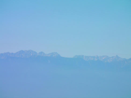 10：37　尾根道から見えた槍ヶ岳・穂高連峰のズーム　これだけ良く見えたのは今年初めてです！