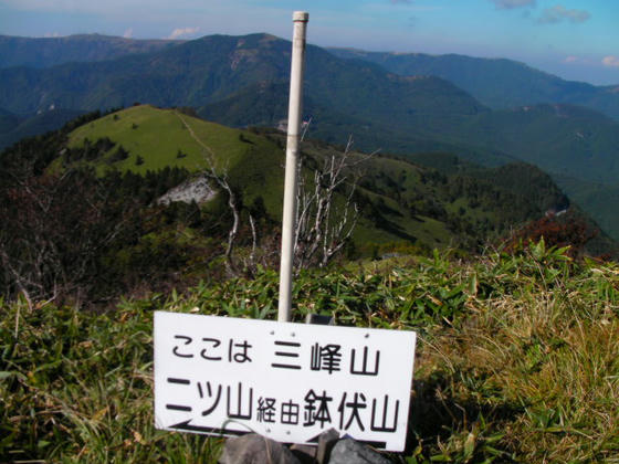 三峰山山頂から美ヶ原(奥)茶臼山(右)を臨む