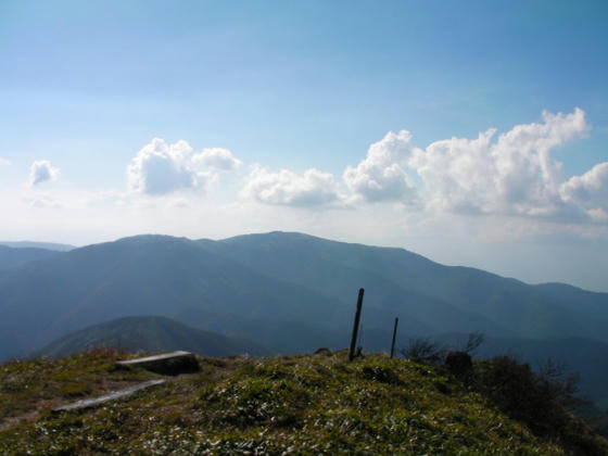 鉢伏山を臨む