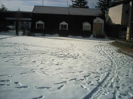 ゴンドラ乗り場前は未整備でしたが、これだけ雪があれば無問題かと！