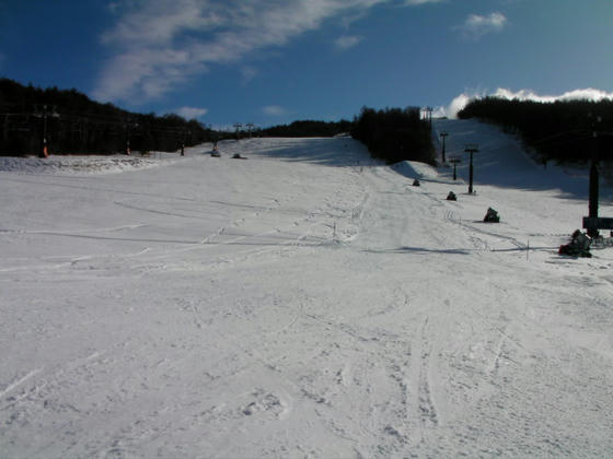 9：37　下部の様子。ここの圧雪部は10ｍ位しかありませんでした