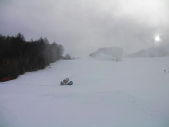 9：16　勢い良くスノーマシンが吐き出していました。雪が軽すぎて上空に飛ぶ方が多い感じがしました。