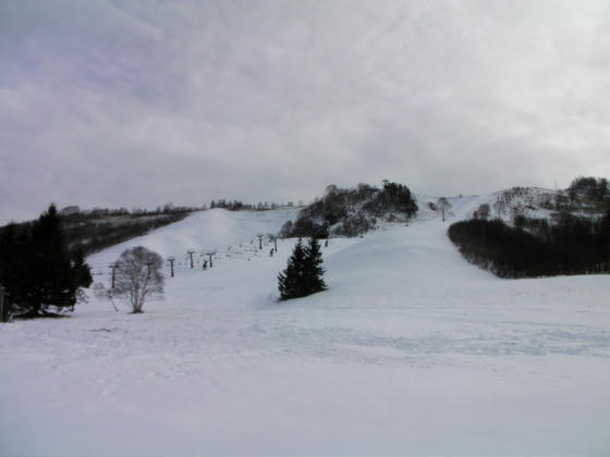 12：55　パッション方向。ホリデーGには一応雪の上で移動は出来そうだったがかなり土が混ざっている感じ。