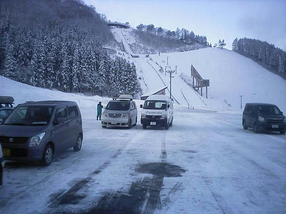 7：35　長坂第1駐車場Bブロック3列目の始めに停められました。この時間はガラガラでした。帰り際の確認で長坂はA～C満車、柄沢に数台でした。