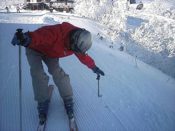 9：14　雪質は軽く柔らかなパウダースノー。ピステンで踏んであってもこれだけストックが刺さりました