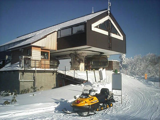 14：38　長坂ゴンドラ→スカイライン連絡ペア→やまびこ第2フォー→やまびこフォーと乗り継いで山頂到着。待ち時間無しで31分掛かりました。では麓までノンストップで滑ってみます！
