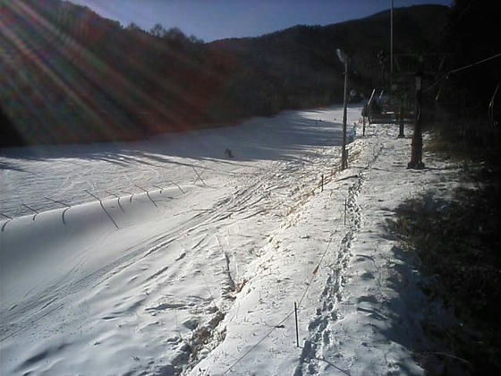 13：07　クワッド乗車中のゲレンデの様子。18日に降った天然雪も残っていました。