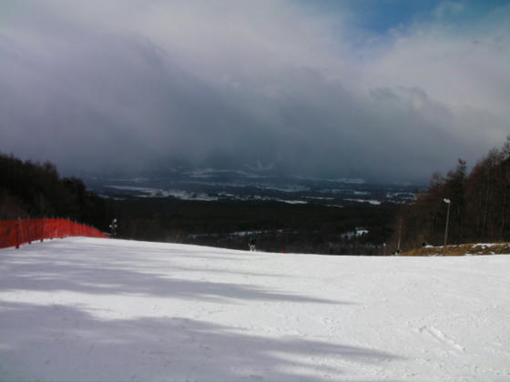 12：34　上部G滑り出し。対峙する富士見パノラマの上部は雪雲の中。あちらのゴンドラが強風で止まればこちらが賑うかな？