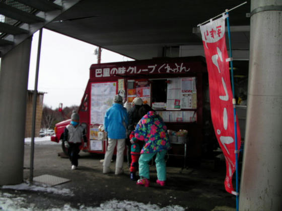 13：22　センターハウスのはずれにクレープ屋さんがありました。