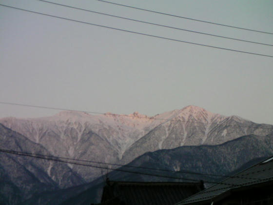 7:01　駒ヶ根のローソンから見た木曽駒ケ岳。この頃は快晴で山が良く見えていたが…