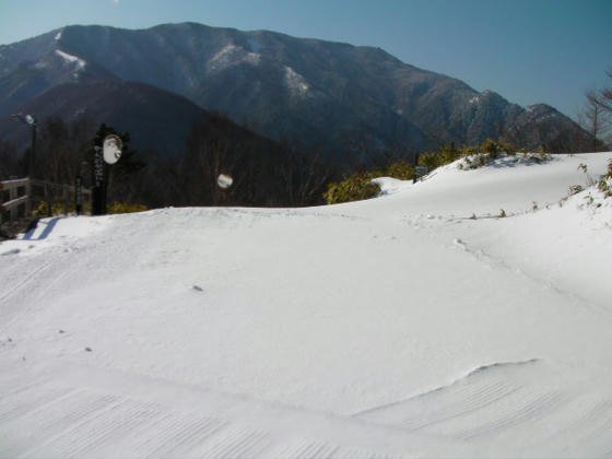 13：04　りんどうコース入り口。まだ降雪量が足りずクローズでした