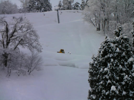 9：05　山頂降り場の除雪を終えて？圧雪車が降りてきましたが、タイムアップですorz