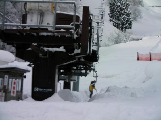 9：08　山麓の除雪が間に合いませんでした。「すぐ動くよ～」と言っていましたが、「すぐ」の尺度が私と違っていたようですorz