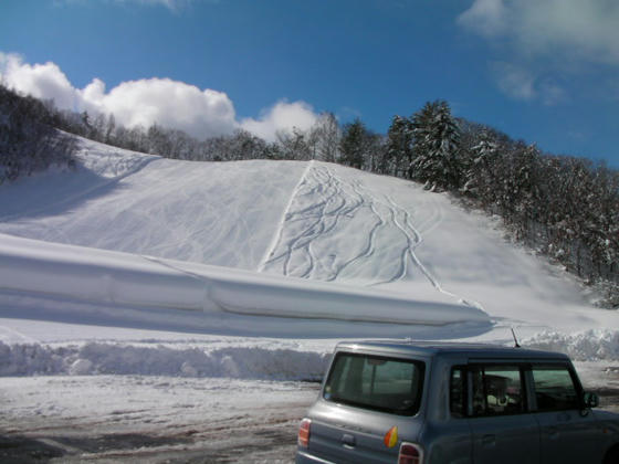 11：49　壁。両側に未圧雪ゾーン。滑走が楽しみです