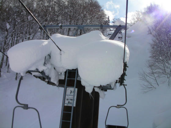 11：57　リフト支柱に積もった雪の量も半端ではありません