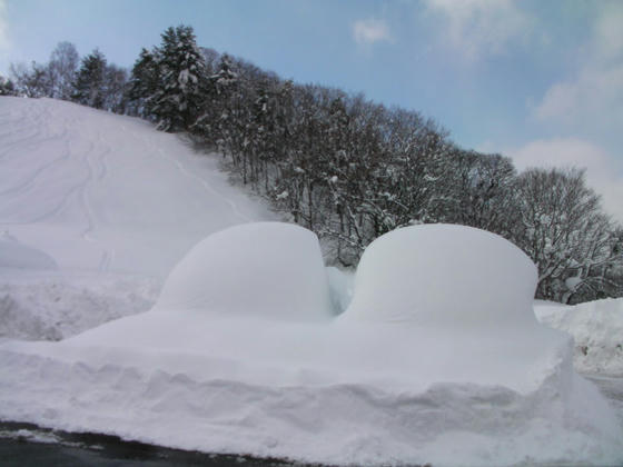 12：51　放置された？車に積もった雪。もはや車の原型を留めていません